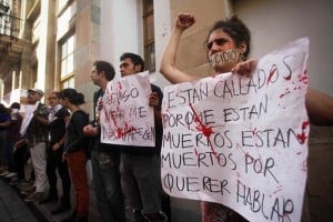 En las calles de Guanajuato se observaron jvenes con pancartas, en las cuales reclamaron el regreso