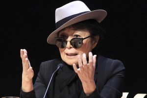 Yoko Ono dona obras en favor de la paz mundial Adems de Ono, que don Colours of the globe (2009), han ofrecido obras el cubano Adrin Morales, Vi