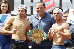 Los pugilistas en la ceremonia de pesaje