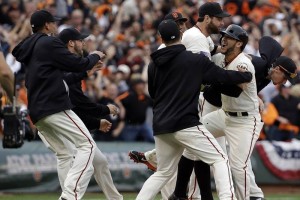 Gregor Blanco peg toque de sacrificio, y el pitcher rival envi la bola de mala manera a primera