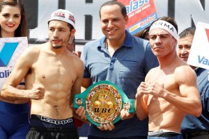 Los pugilistas en la ceremonia de pesaje