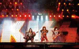 Tras 40 a�os, Kiss no deja de rockear ni abandona su irreverencia