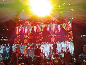 Lanzan ropa �ntima y detienen el show