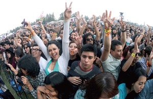 Rockean a pesar de la lluvia y los brazaletes