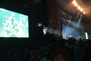 Weezer toca ante la multitud que no 