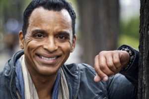 Jon hizo un demo de una canci�n parcialmente escrita por Shakira que luego le gust� al mexicano Alej