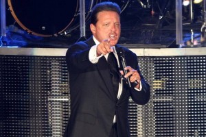 La prensa cuestion� a Luis Miguel porque, pese a los insistentes pedidos de sus fans, jam�s habl� du