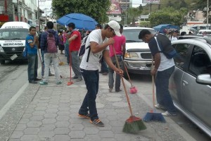 En la actividad participan unos 300 estudiantes de la escuela agradecidos porque la gente les ha lle