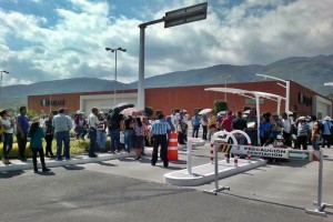 Maestros de la CETEG bloquearon los accesos a la Plaza Comercial Galeras Chilpancingo, para presion