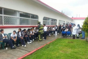 Cuerpos de rescate acudieron a la escuela de Actopan para atender a los alumnos