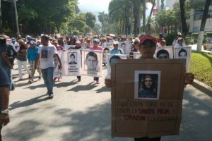 Maestros y estudiantes marchan sobre la costera Miguel Alemn, en Acapulco