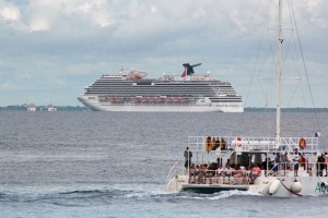 Impiden atracar a crucero