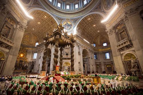 La baslica de San Pedro del Vaticano acoge la misa solemne que abre la III Asamblea General Extraor