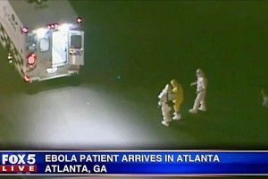 La enfermera vesta un traje de bioseguridad y camin por su propio pie a la ambulancia que la trasl
