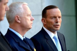 El primer ministro australiano, Tony Abbott (d), y el jefe del Estado Mayor de la Defensa, Mark Bins