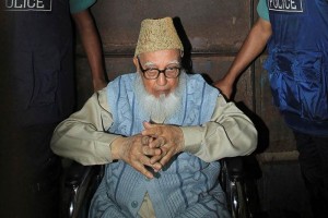 Azam era el lder espiritual y secretario general durante el conflicto de Jamaat-e-Islami, principal