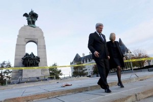 El primer ministro Stephen Harper y su esposa Laureen Harper acudieron al Memorial de la guerra en O