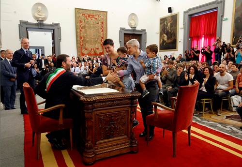 El alcalde de Roma, Ignazio Marino, inscribi hoy en el Registro Civil de la capital 16 matrimonios 