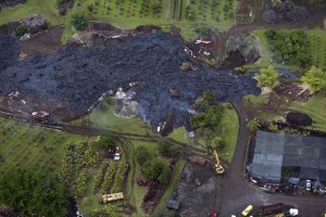 El flujo de lava del volc�n Kilauea ha estado avanzando hacia la aldea de Pahoa durante semanas y en