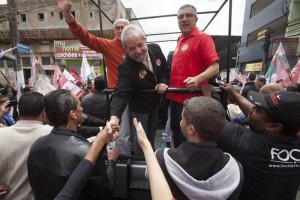 Da Silva salud a seguidores del PT durante un acto de campaa por las calles del centro de la ciuda