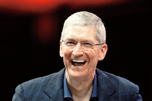 CEO de Apple, Tim Cook, revela que es gay