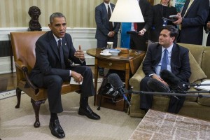 El presidente se reuni en la Oficina Oval de la Casa Blanca con su equipo de respuesta al bola, in