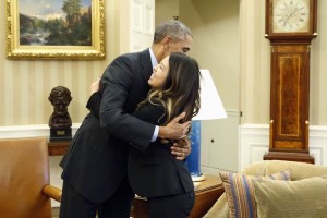 El presidente Obama abraza a la enfermera Nina Pham en su reunin este viernes en la Casa Blanca