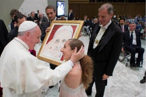 Francisco se reuni con la bailarina italiana Simona Atzorii