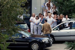 Trabajadores protestan contra Rajoy durante su visita al Hospital Carlos III 