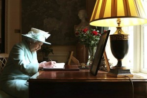 La reina asegur sus pensamientos y oraciones estn con todos aquellos afectados