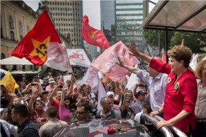 La presidenta y candidata del Partido de Trabajadores de Brasil, Dilma Rousseff salud a sus partida
