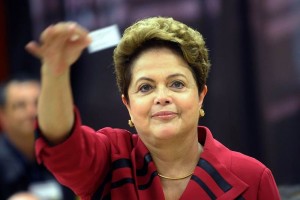 Con el 74.66% de los votos escrutados, Rousseff era seguida por el candidato Acio Neves con un 35.2