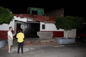 Un fuerte sismo de magnitud 7.4 remeci la noche del lunes a El Salvador