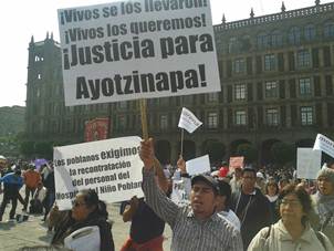 Seguidores de AMLO pasaron lista en el Zcalo capitalino a los 43 normalistas desaparecidos en Igual