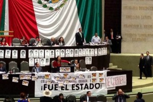 Legisladores de izquierda colocaron una manta en el Pleno de San Lzaro en protesta por la desaparic