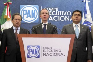 Aspecto del presidente nacional del PAN flanqueado por Jorge Luis Preciado y Jos Isabel Trejo, coor