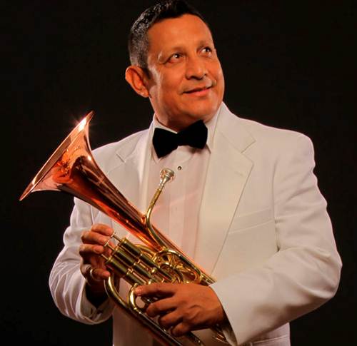 Adems de desempearse como trompetista, Aldo Sarabia hace las veces de maestro de ceremonias