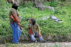 Elementos de la Polic�a Comunitaria de Guerrero mantienen vigiladas las instalaciones de la Normal d