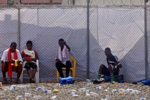 Pacientes de bola en un centro de tratamiento donde se encuentran cumpliendo cuarentena, en Monrovi