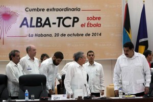 Los presidentes de Cuba, Ral Castro (centro), y Venezuela, Nicols Maduro (derecha), ayer en la cum