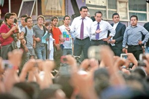 El secretario de Gobernaci�n, Miguel �ngel Osorio Chong, sali� del Palacio de Covi�n, donde se encue