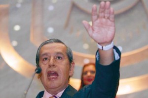 El acad�mico Rogelio Ortega Mart�nez rindi� protesta mientras el recinto legislativo era resguardado