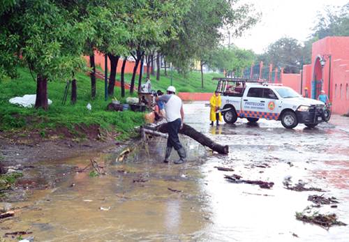 Las lluvias en Nuevo Le�n provocaron la ca�da parcial de un muro de contenci�n de la avenida L�zaro 