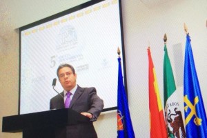 Enrique Bustamante durante el evento inaugural del Taller