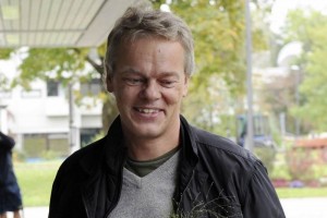 El cientfico noruego Edvard Moser es felicitado con flores en Martinsried, Alemania, 