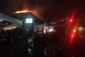 Encapuchados quemaron un autobs y la estacin del Metrobs CU