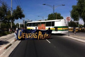 Alumnos de la UNAM atravesaron un camin de transporte pblico y realizan una jornada informativa en