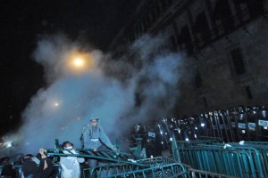Los manifestantes corrieron hacia las calles Madero y 5 de Mayo al verse rebasados por la presencia 