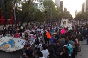 Marcha por Ayotzinapa llega al Zcalo