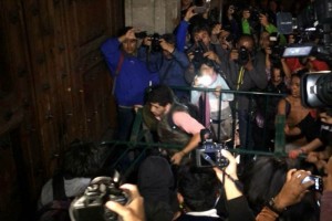 Un grupo de personas arremete contra la puerta principal de Palacio Nacional 
